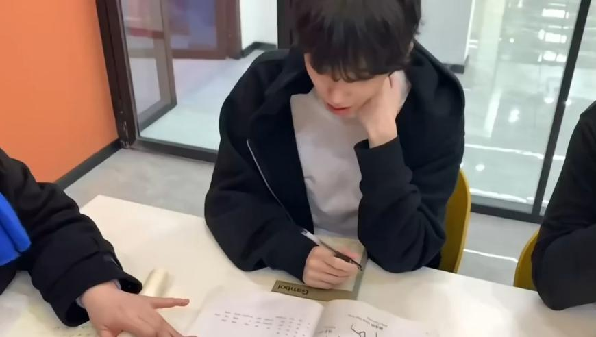 美国提交65字涉乌草案,澳门开奖网址资料站,精准解释落实及其象征意义_模拟版V3.7